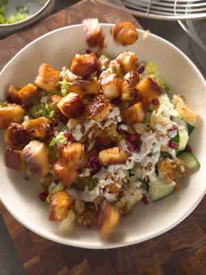 Knusprige Reisschale mit Halloumi und Honig