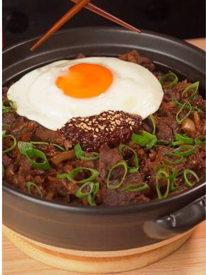Bulgogi coreano con riso tostato e uovo fritto