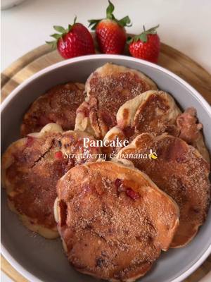 10-Minuten-Pancakes mit Erdbeeren und Banane