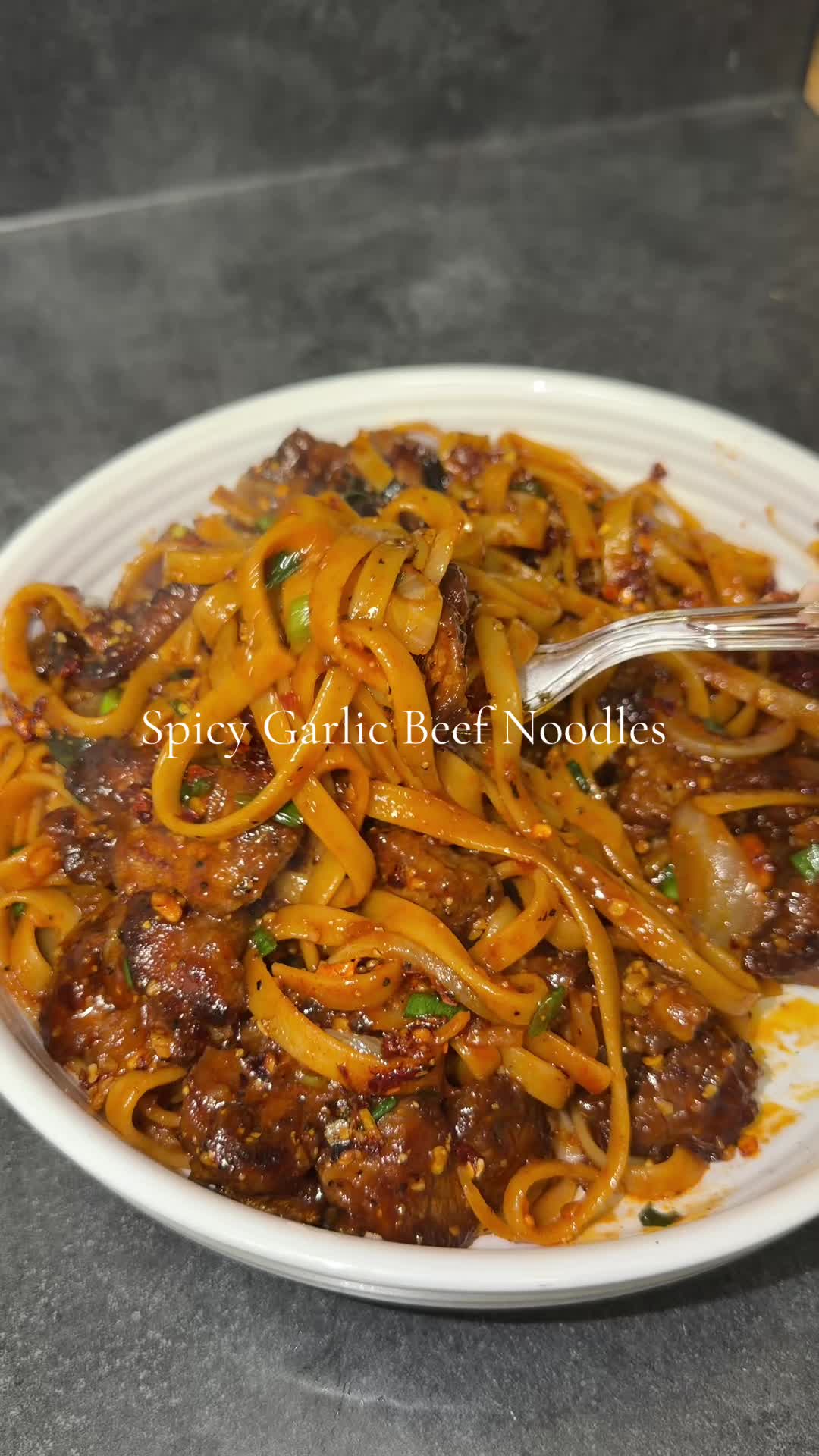 Noodles piccanti con manzo e aglio