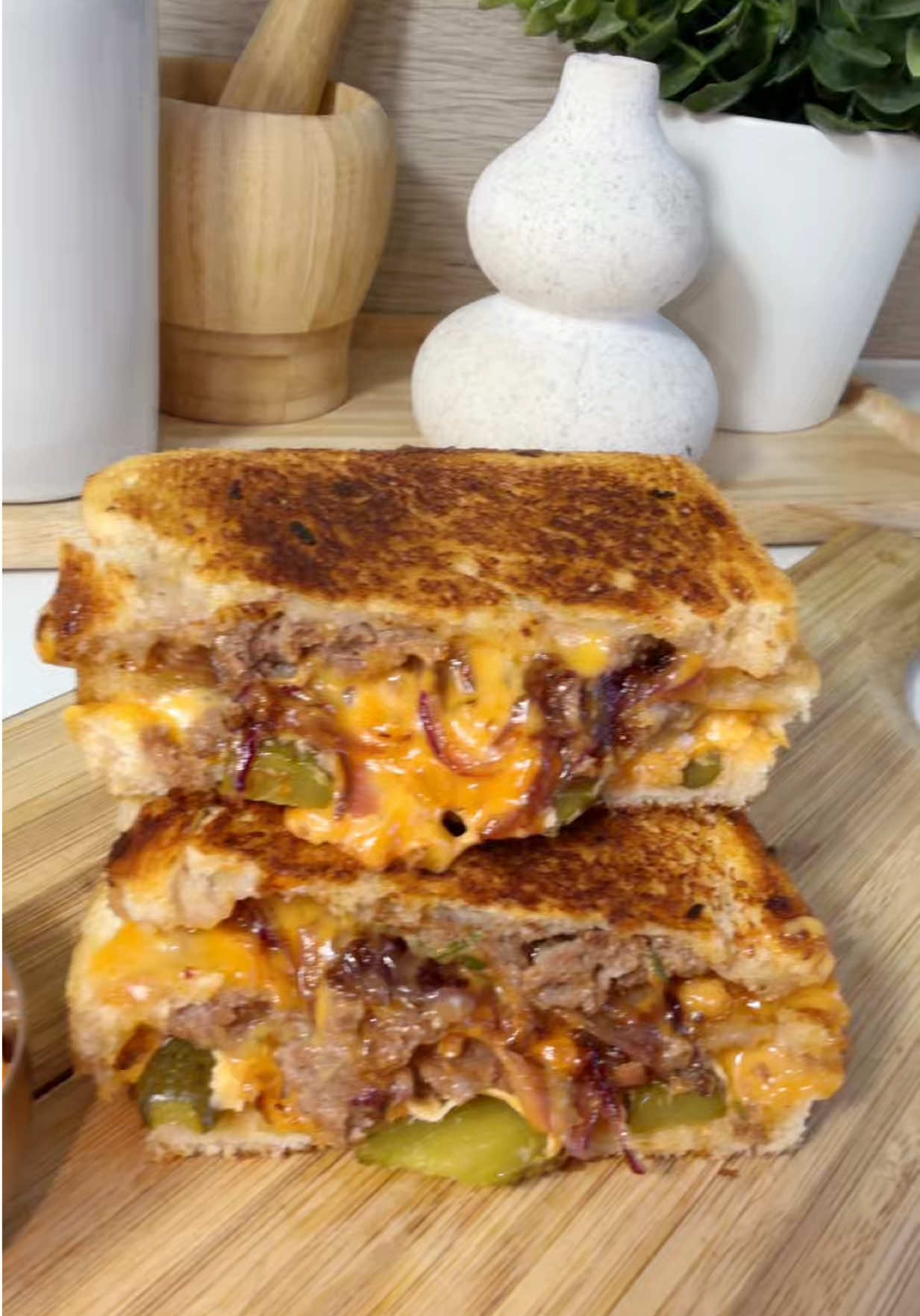 Heißes Hackfleisch-Sandwich nach Patty-Melt-Art