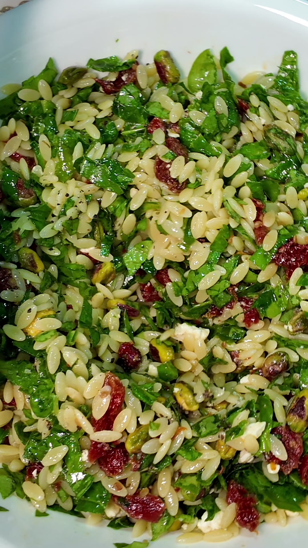 Insalata di Orzo con Feta e Pistacchi