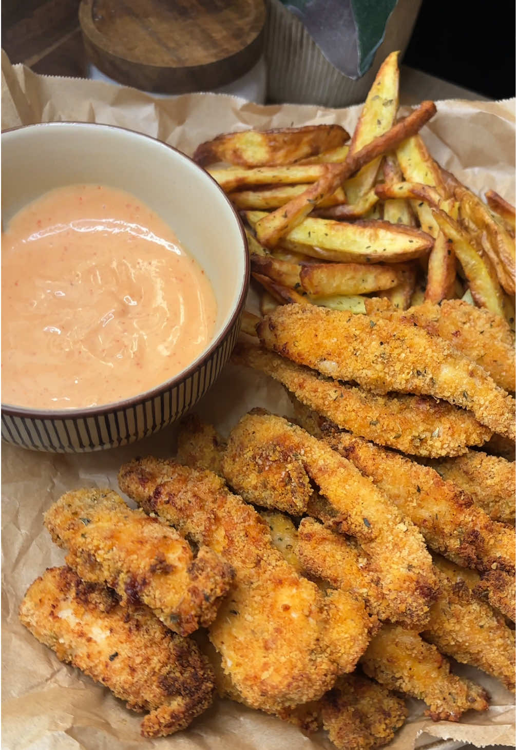 Tiras de frango crocantes com batatas