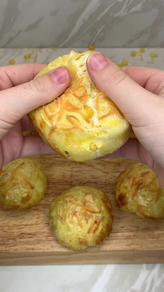 Bolinhos de milho e queijo no forno