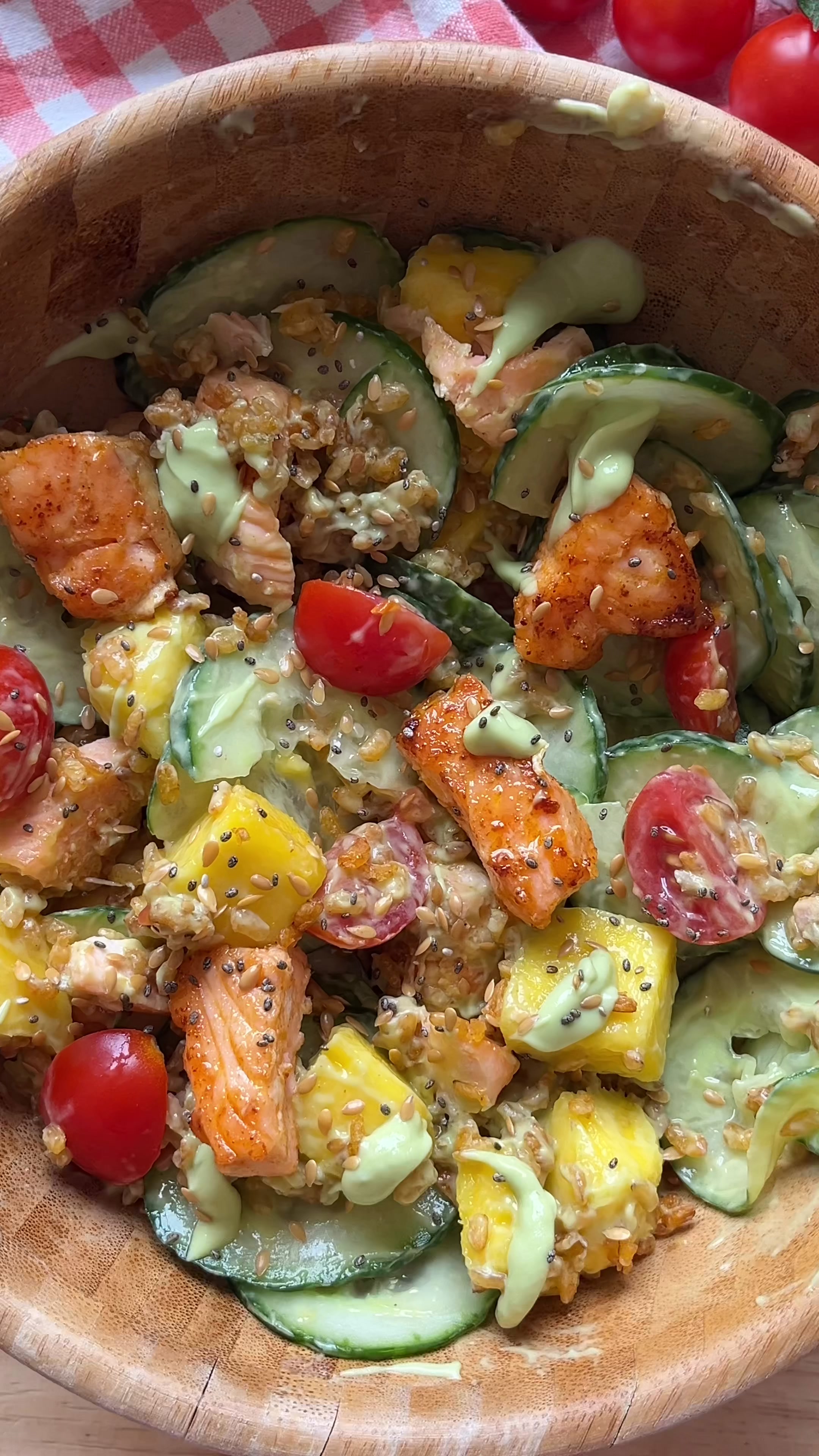 Salada de salmão com arroz crocante