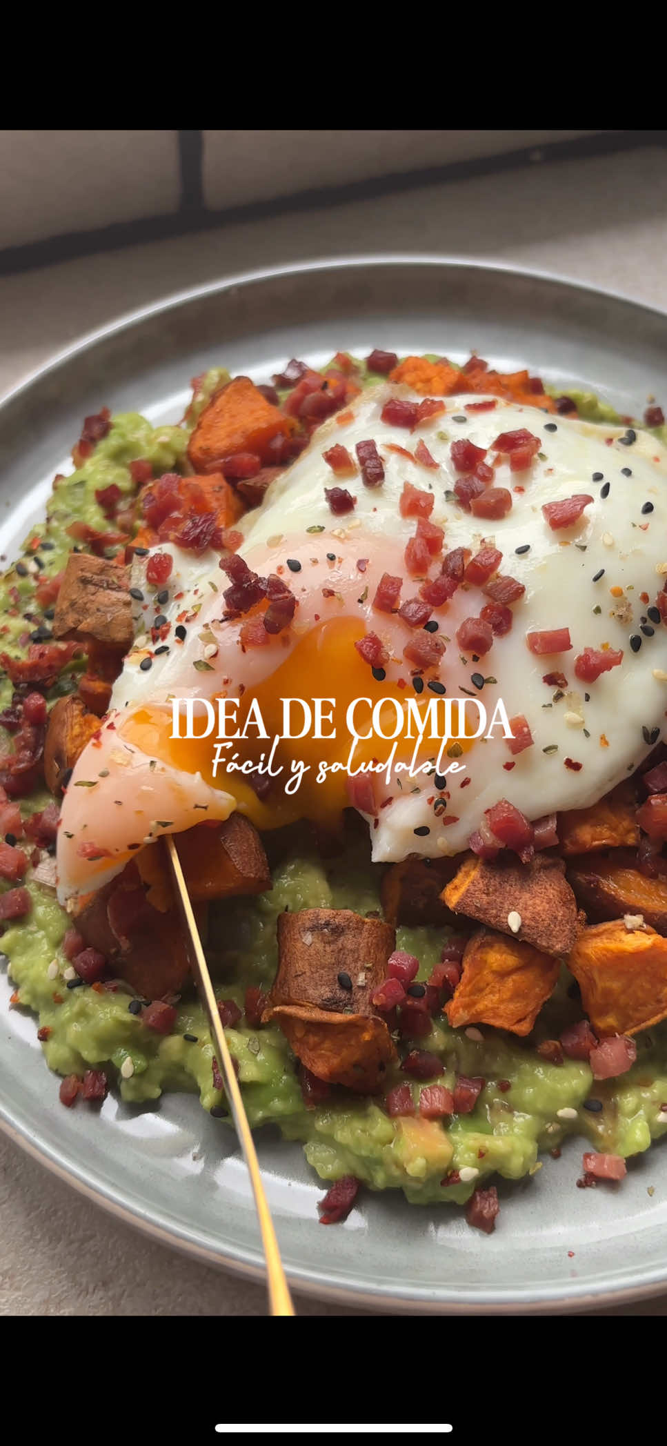 Patata dolce al forno con guacamole, uovo e jamón