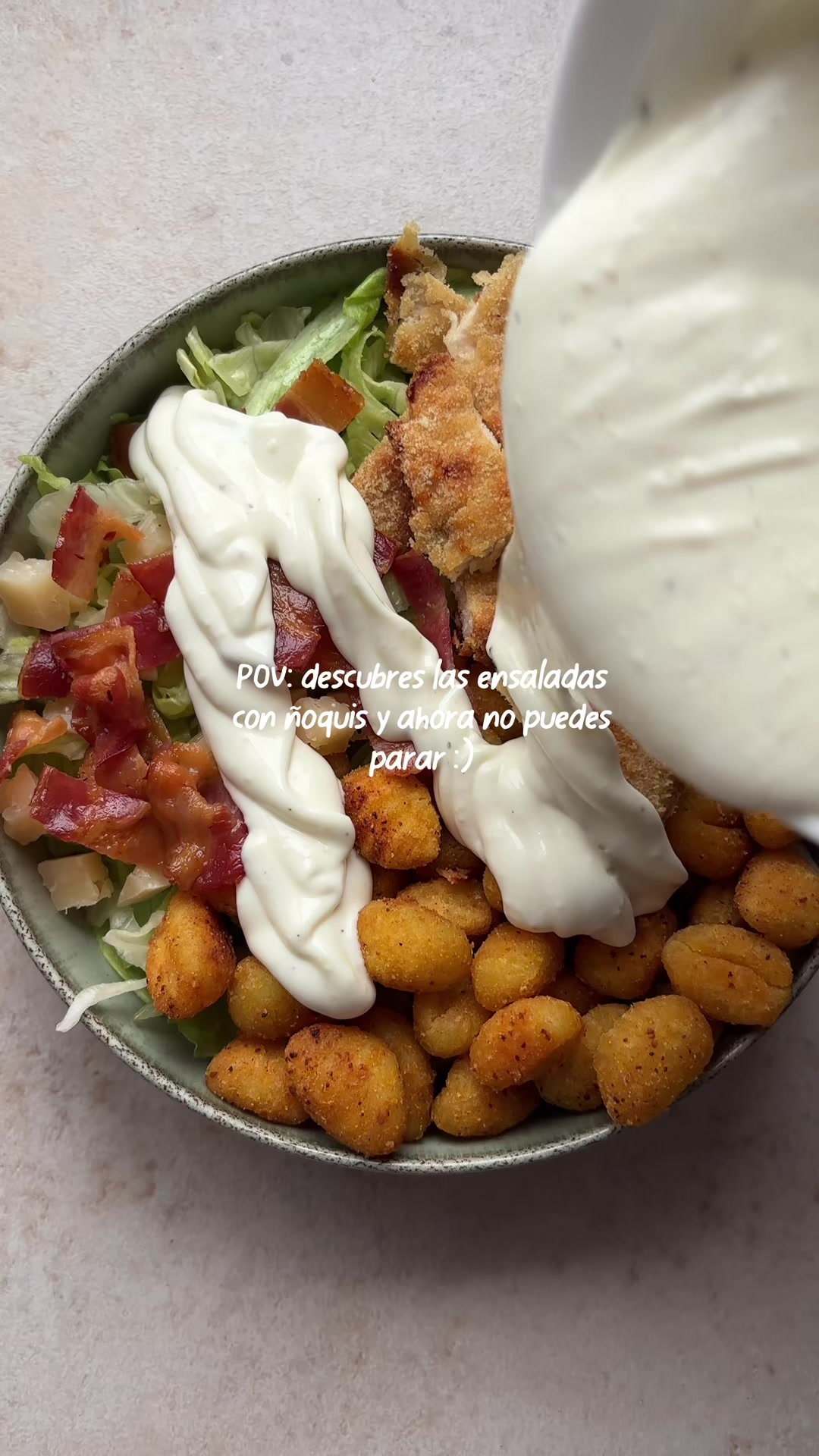Insalata di pollo, bacon e gnocchi croccanti