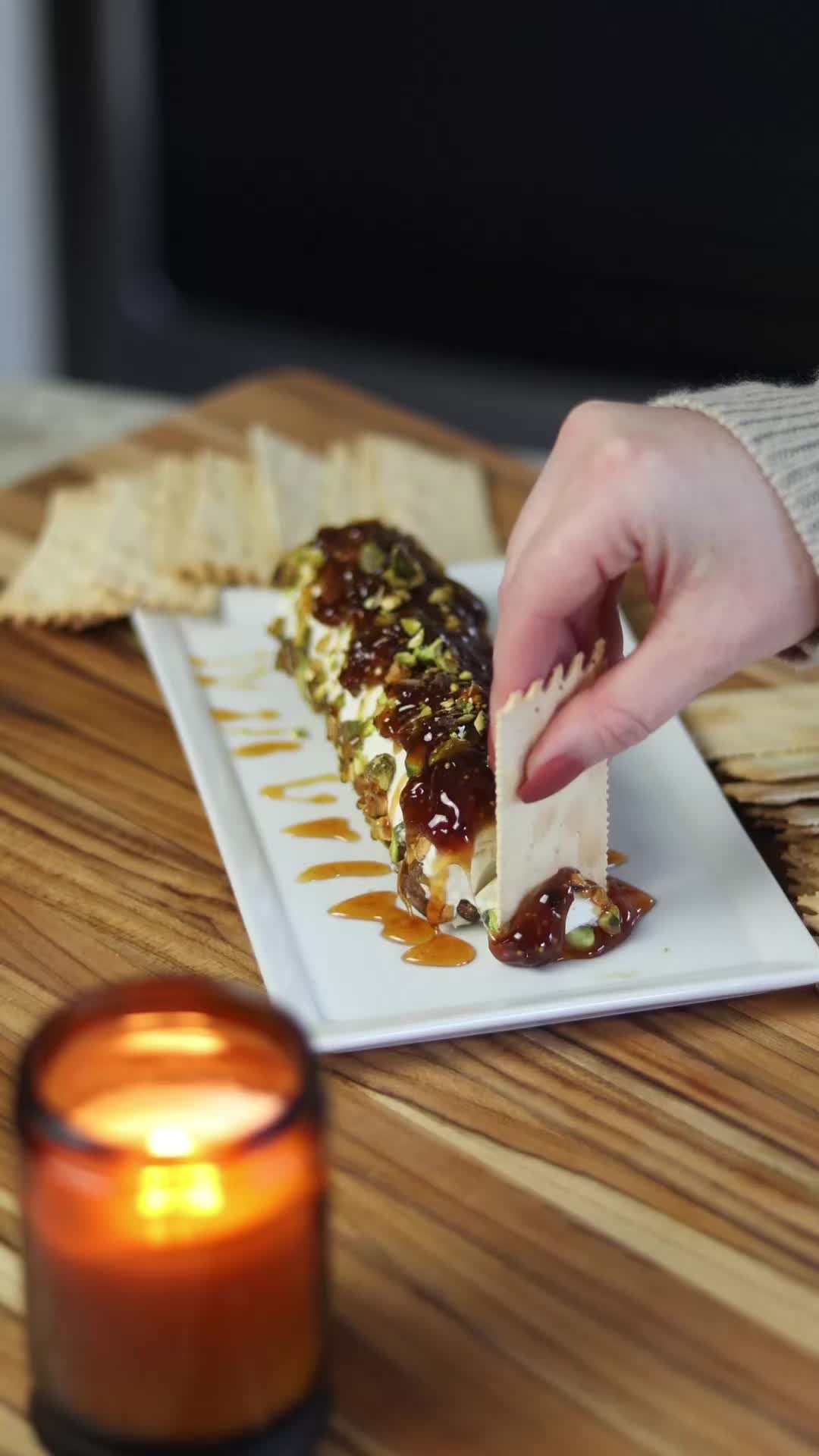Ziegenkäserolle mit Pistazien, Feigen und Honig