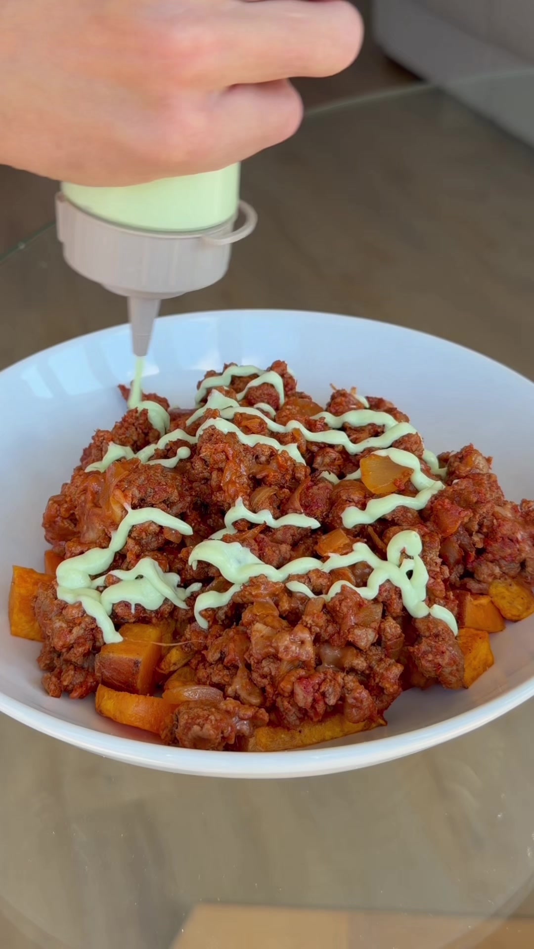 Bowl di patate dolci con carne magra e salsa di avocado