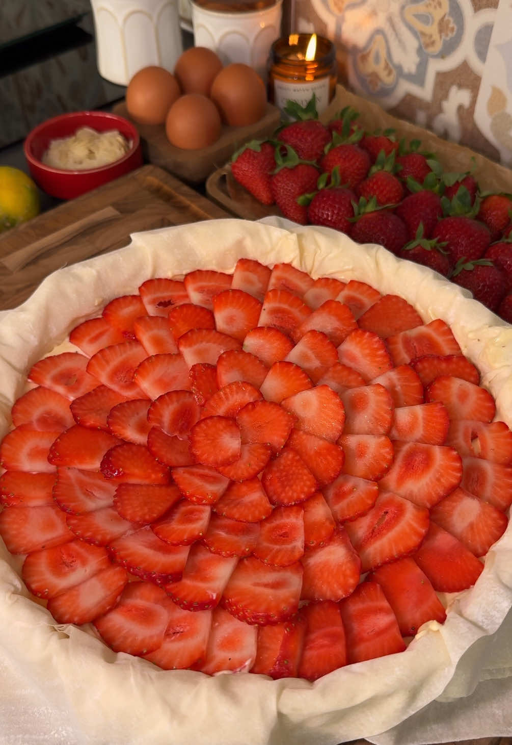 Torta croccante di pasta fillo e fragole