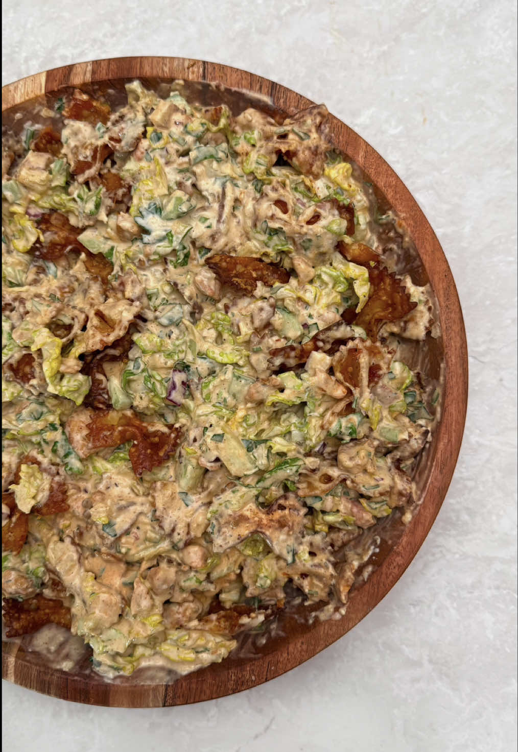 Knuspriger Hähnchen-Nudel-Caesar-Salat