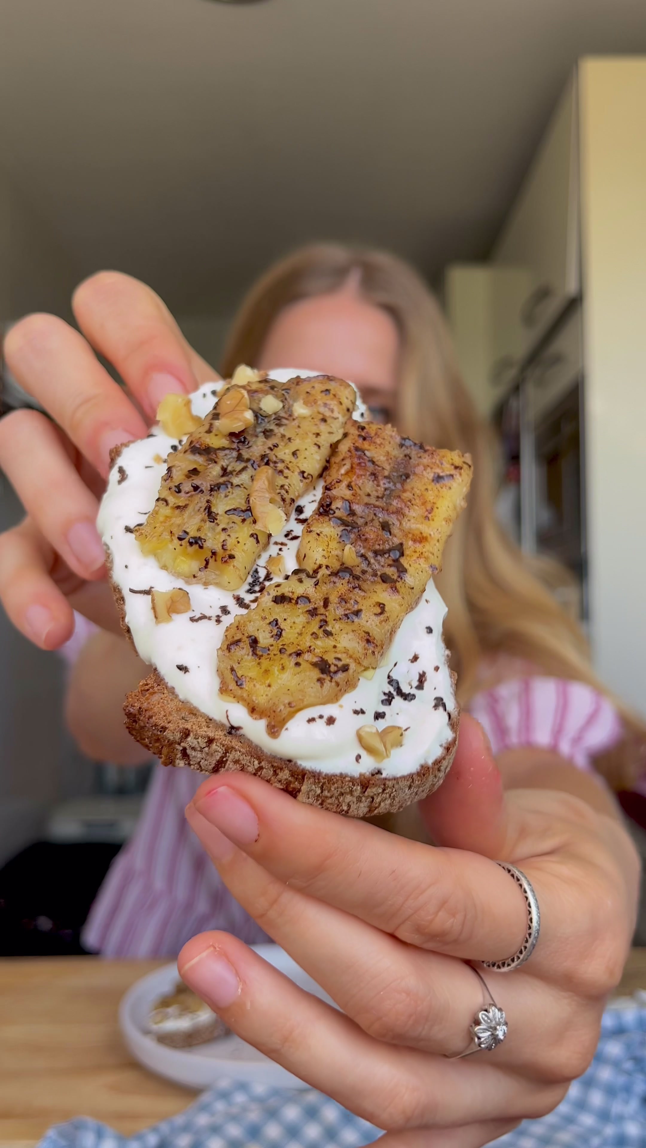 Toast dolce con banana, yogurt e burro di arachidi