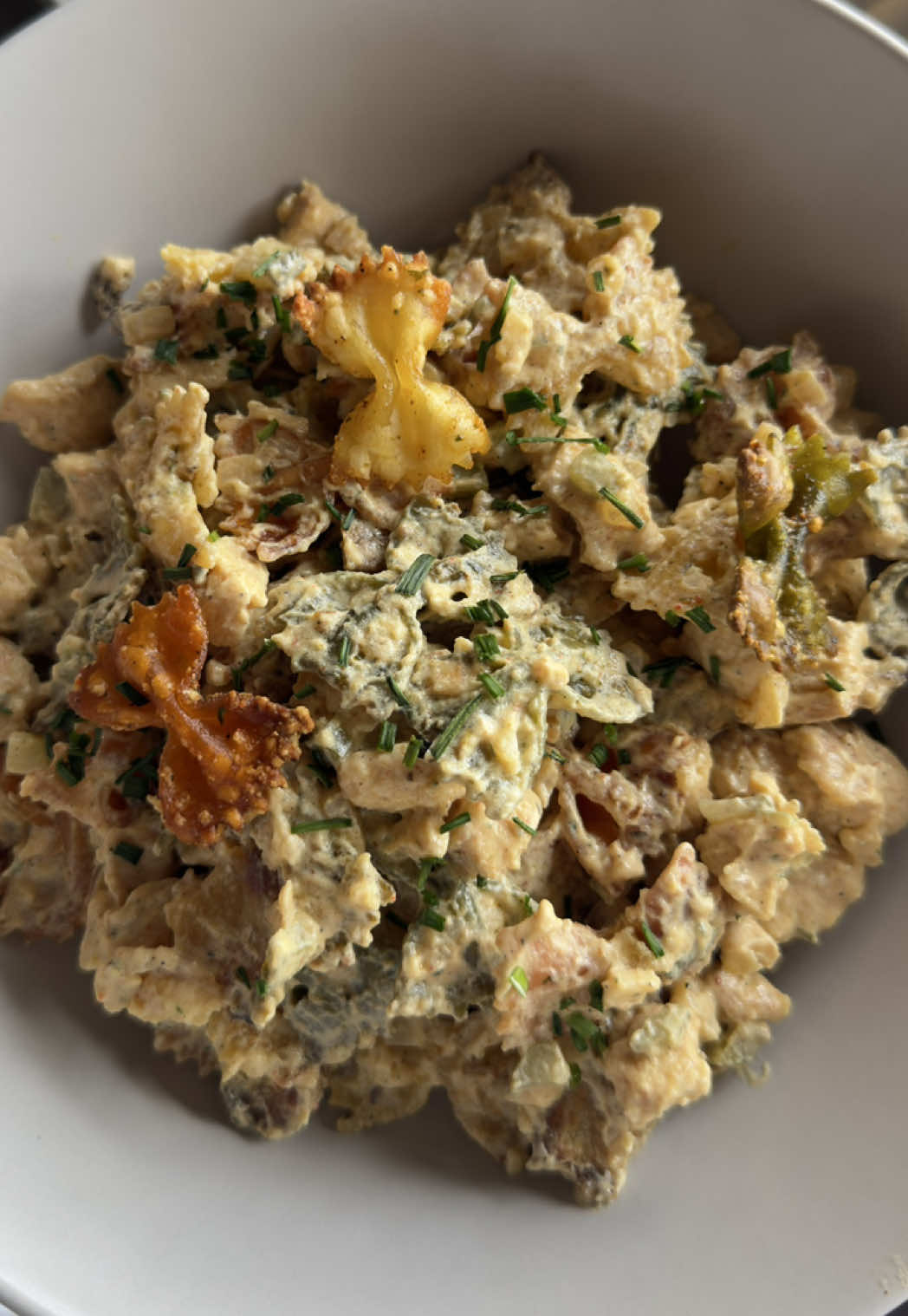 Insalata sana di patate e pollo croccante