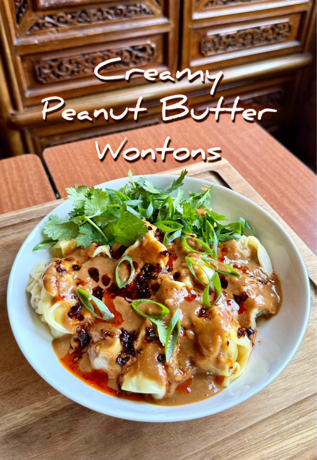 Wonton con salsa cremosa al burro di arachidi