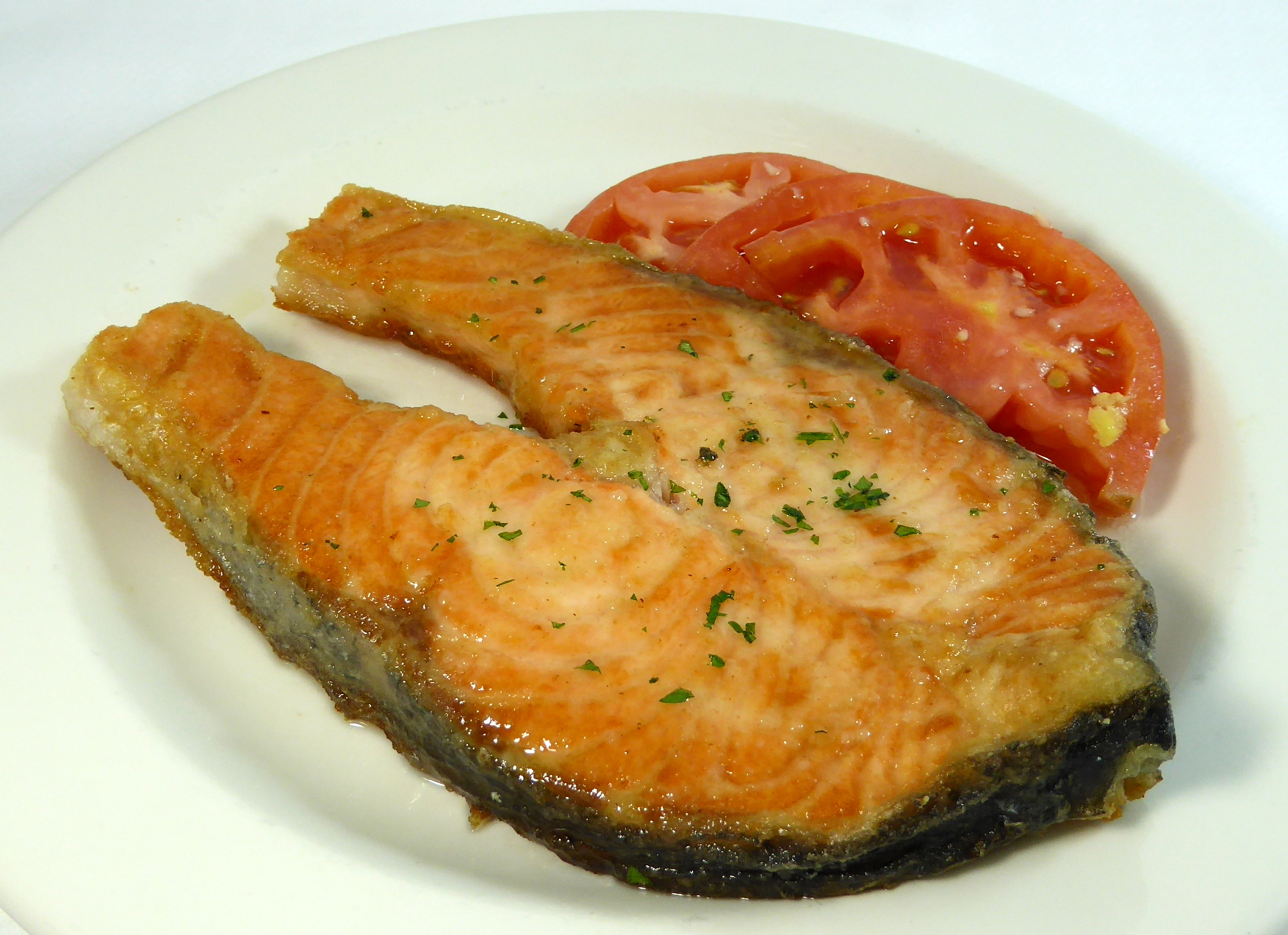 Salmão grelhado com salada de tomate