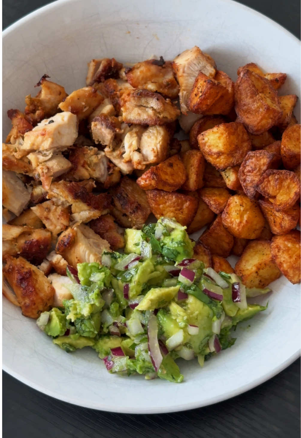Pollo saltato con patate e insalata di avocado