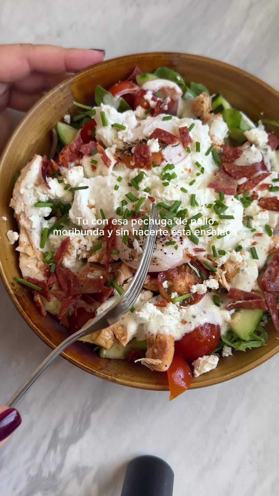 Insalata Premium di Pollo e Uovo in Camicia