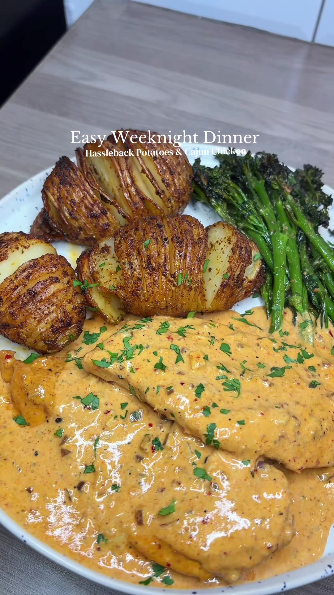Batatas Hasselback com Frango Cajun Cremoso