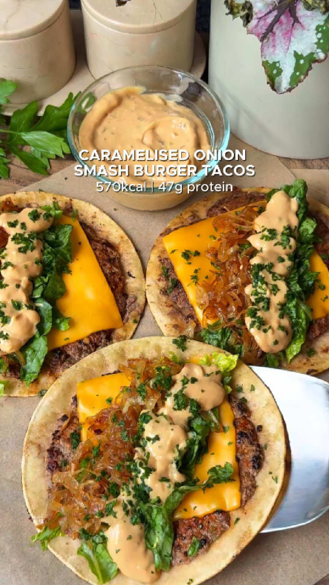 Tacos hamburger con cipolle caramellate