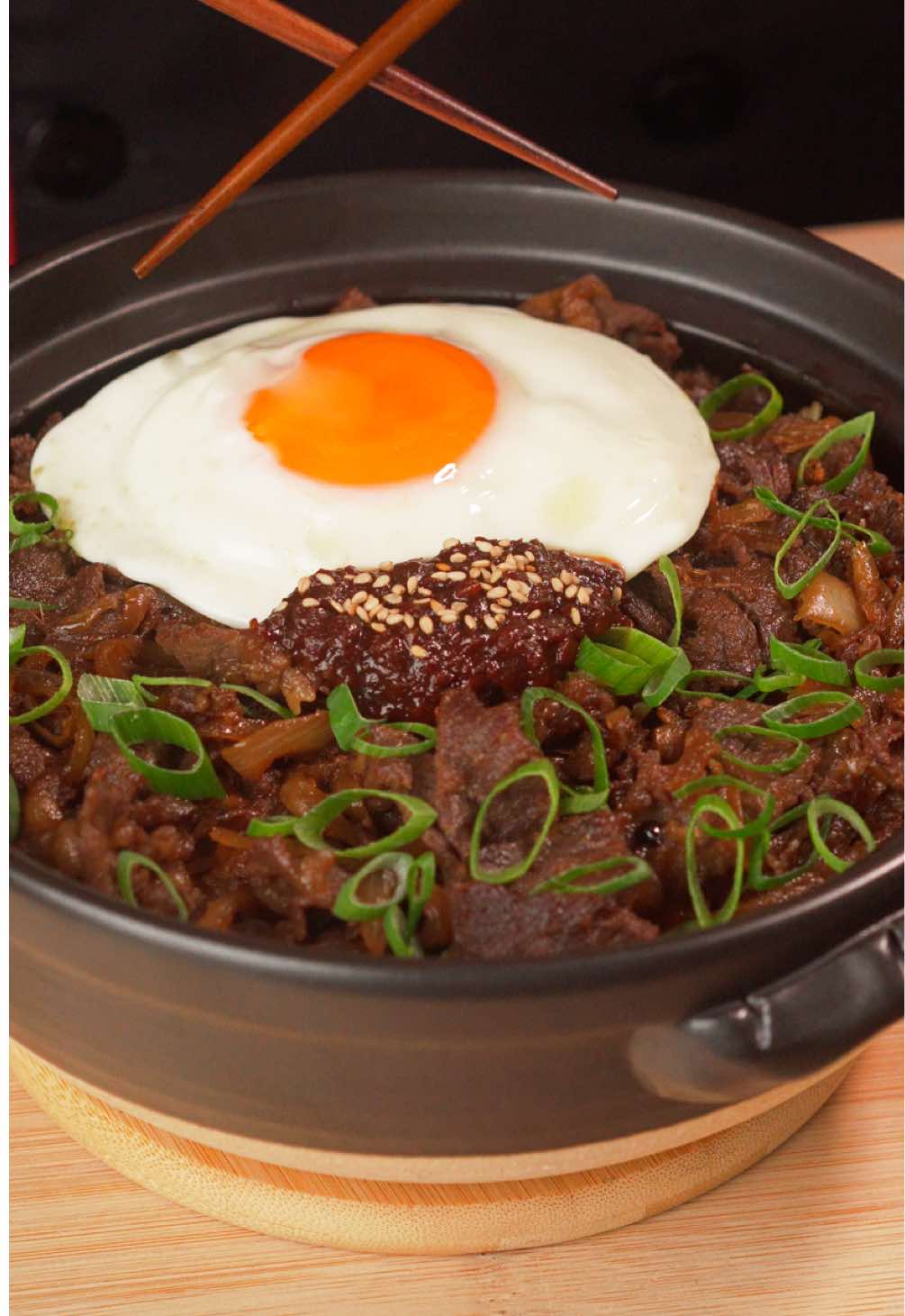 Bulgogi coréen avec riz grillé et œuf frit