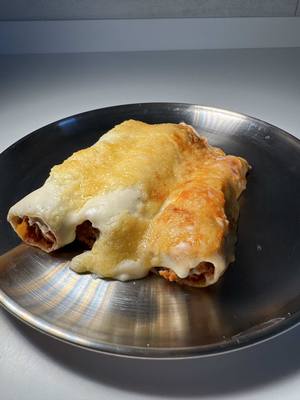 Fleisch-Cannelloni mit Béchamel und Käse