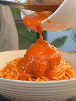Rote Spaghetti mit Huhn