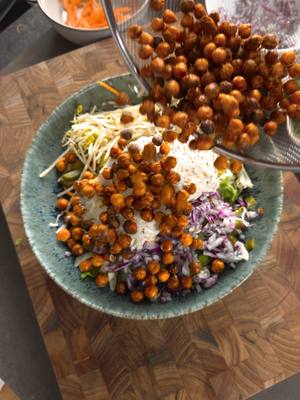 Kichererbsen-Bowl mit knusprigen Kartoffeln