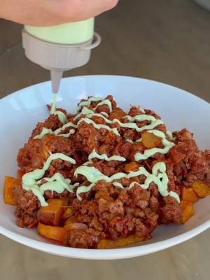 Süßkartoffel-Bowl mit magerem Fleisch und Avocado-Soße