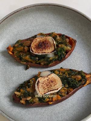 Patata dolce ripiena di spinaci alla catalana e formaggio di capra
