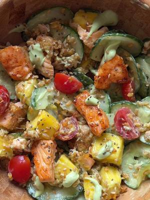 Salat mit knusprigem Reis und Lachs