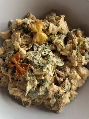 Insalata sana di patate e pollo croccante