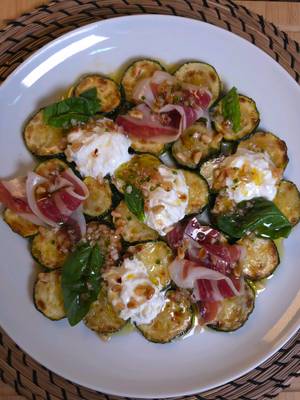 Insalata tiepida di zucchine con prosciutto e burrata
