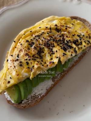 Gourmet Avocado-Toast mit Rührei
