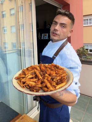 Maccheroni con carne sfilacciata e formaggio fuso