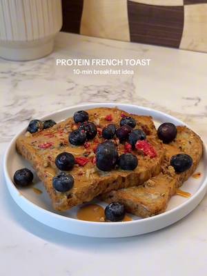 French Toast mit Erdnussbutter und Beeren