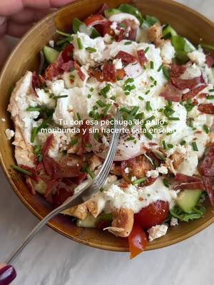 Premium Hähnchen-Salat mit pochiertem Ei