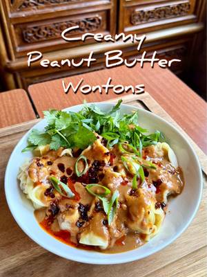 Wonton con salsa cremosa al burro di arachidi