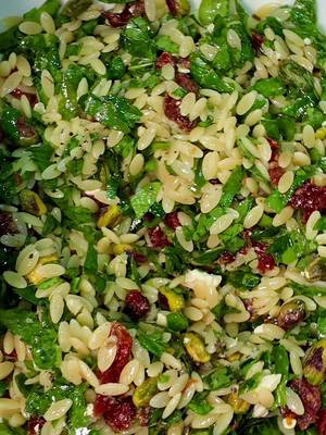 Orzo-Salat mit Feta und Pistazien