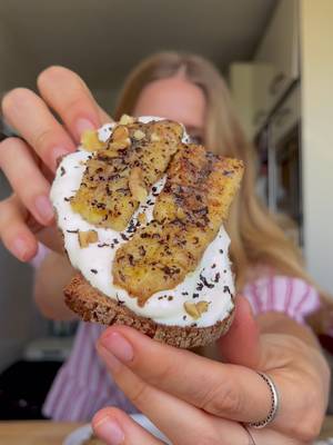 Toast dolce con banana, yogurt e burro di arachidi