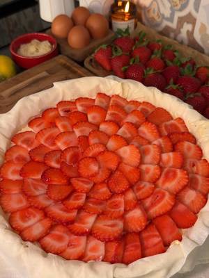 Torta croccante di pasta fillo e fragole