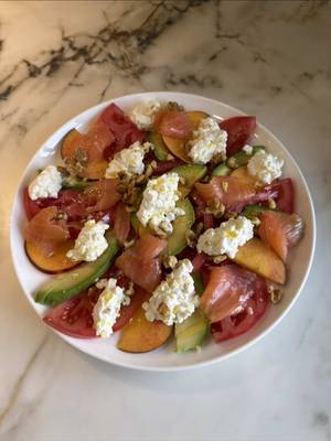 Lachs-Nektarinen-Käse-Salat