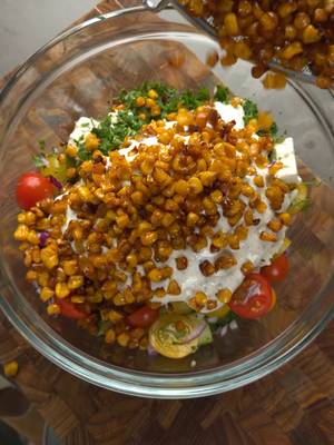 Insalata croccante di mais e feta
