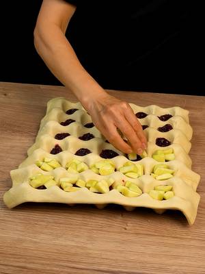 Blätterteig mit roten Beeren und Äpfeln