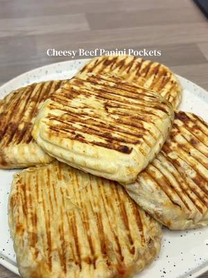 Hausgemachte Rindfleisch-Käse-Panini-Taschen