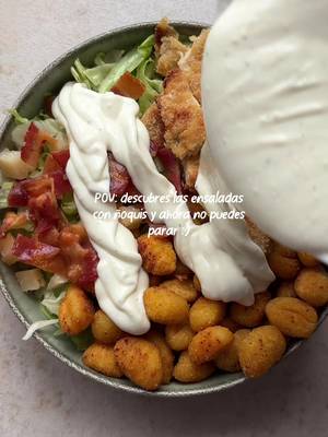 Salada de frango, bacon e nhoque crocante