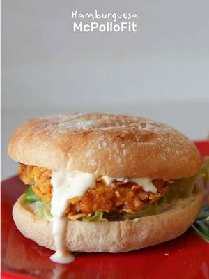 Gesunder knuspriger Hähnchen-Burger
