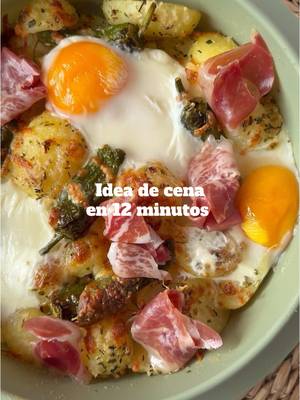 Patatas parmesana con pimientos, huevo y jamón