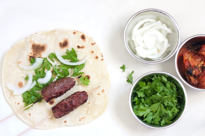 Fleischkebab mit Pita und gerösteten Tomaten